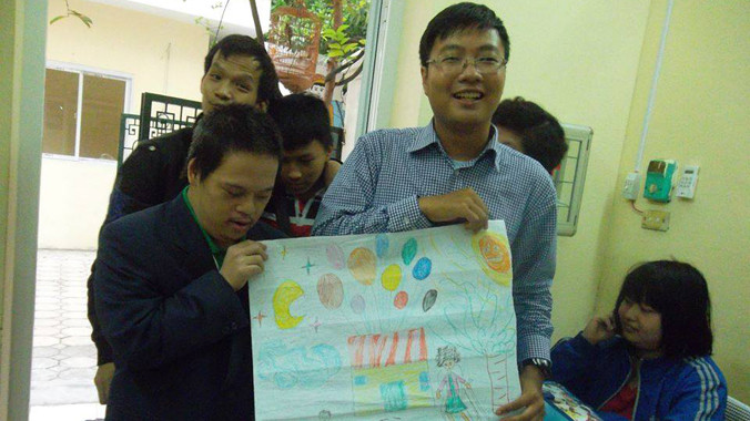 Vũ Trung Hiền tặng quà cho các bạn khuyết tật. Ảnh nhân vật cung cấp.