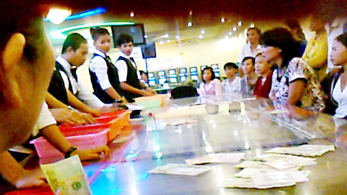 Quý bà cầm tiền mặt sát phạt tại sòng.