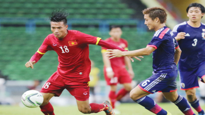 Các cầu thủ Nhật Bản (phải) gặp nhiều khó khăn trên đường giành chiến thắng 2-0 trước Olympic Việt Nam. Ảnh: VSI.