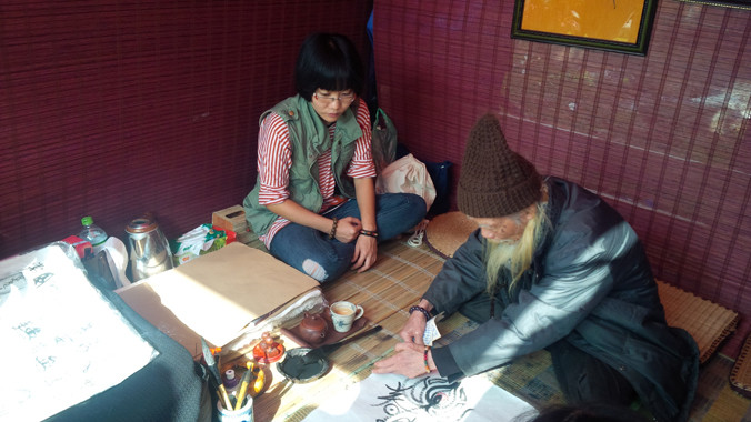 TS Hán Nôm Cung Khắc Lược vừa hoàn thành bức thư pháp. Ảnh: Trung Dũng.