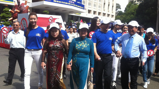 Lãnh đạo Bộ y tế và Thành phố Hồ Chí Minh tuần hành cùng các bạn trẻ thành phố hưởng ứng Ngày thế giới không thuốc lá và Tuần lễ quốc gia không thuốc lá (từ 25 đến 31/5). Ảnh: Quốc Ngọc.