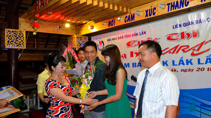 Chánh chủ khảo trao giải cho các thí sinh nhà báo. Ảnh: Hoàng Dưỡng.