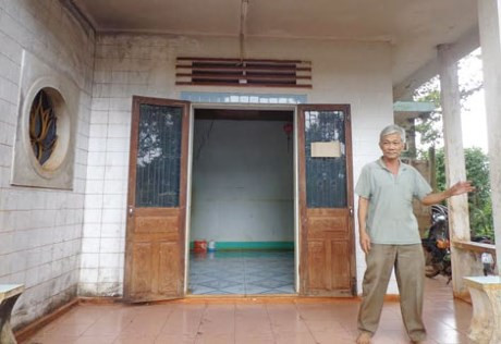 Ngôi nhà ở tập thể của công nhân Minh Tâm bị các đối tượng ném bom xăng vào đêm 12/9 vừa qua. Ảnh: Báo Công an Nhân dân.