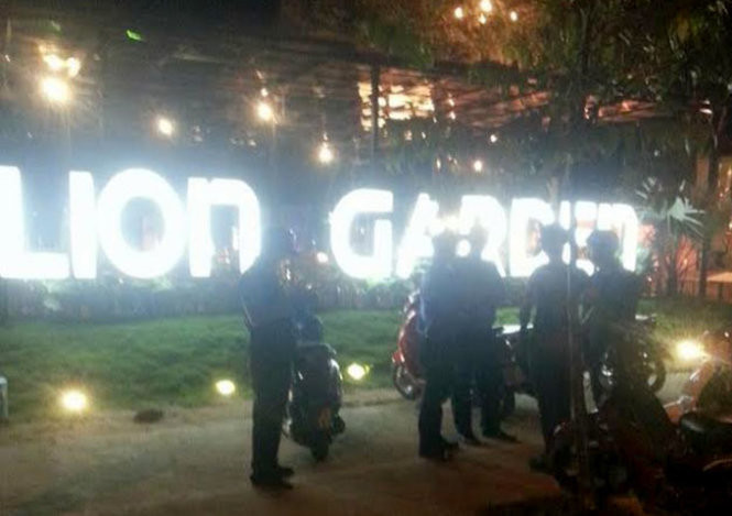 Bên ngoài quán Lion Garden Beer, nơi hai người bị bắn chết. Ảnh: Tuổi trẻ 