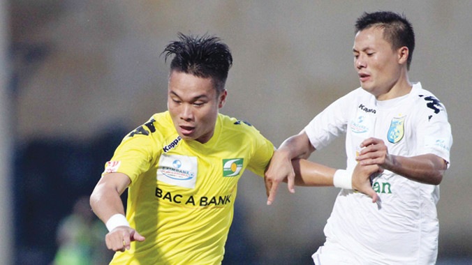 SLNA (trái) tiếp tục khiến Hà Nội T&T ôm hận trên sân Vinh chiều qua. Ảnh: VSI.