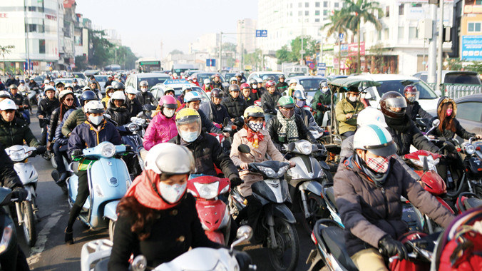 Thường xuyên tắc đường lại bị tra tấn bởi còi xe. Ảnh: Như ý.