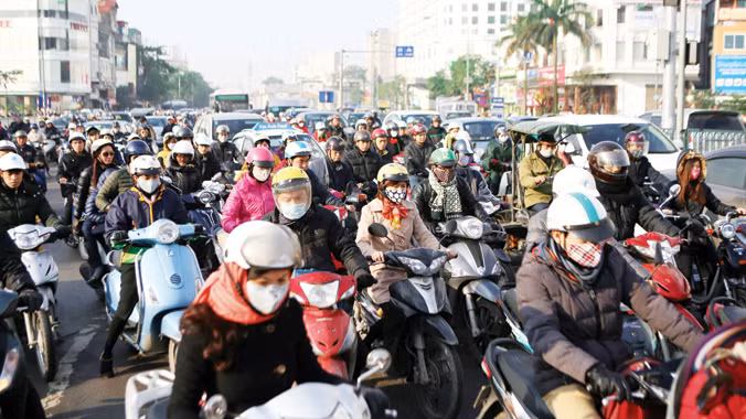 Thường xuyên tắc đường lại bị tra tấn bởi còi xe. Ảnh: Như ý.