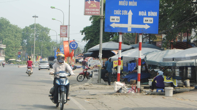 Bộ mặt của “đô thị vệ tinh” Xuân Mai vẫn còn khá nhếch nhác. Ảnh: NT.