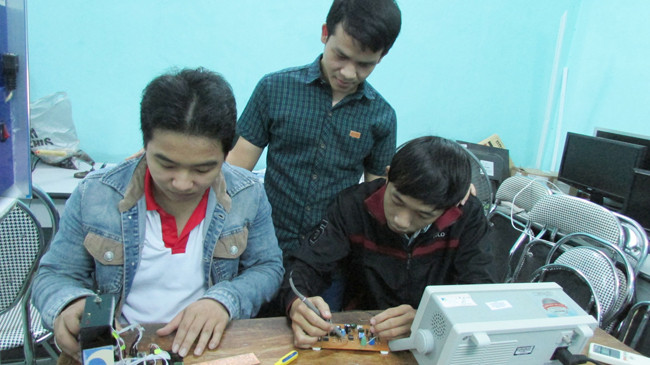 Ba chàng sinh viên đang trong phòng thực hành.