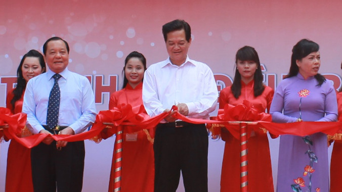 Thủ tướng Nguyễn Tấn Dũng (giữa) cùng Bí thư Thành ủy TPHCM Lê Thanh Hải và Bộ trưởng y tế Nguyễn Thị Kim Tiến cắt băng khánh thành khu điều trị kỹ thuật cao Bệnh viện Thống Nhất sáng 22/3. Ảnh: Quốc Ngọc