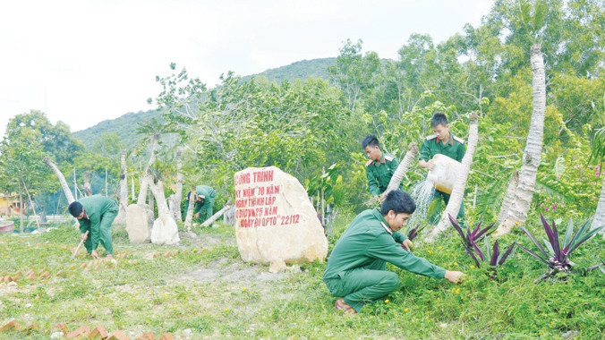 Các chiến sĩ chăm sóc vườn hoa Đại đội.