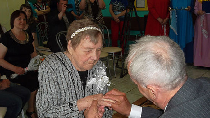 Chú rể 66 lấy cô dâu 93