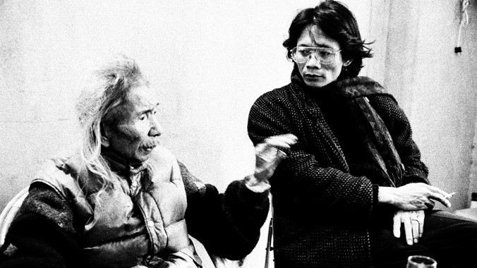 Nhà thơ Mai Linh tại nhà nhạc sĩ Văn Cao, năm 1995. Ảnh: Nguyễn Đình Toán.