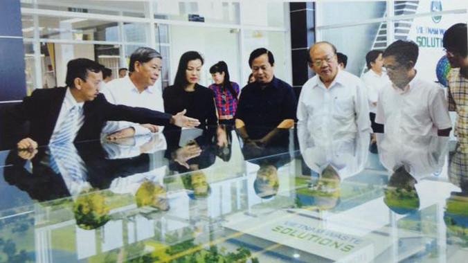 Ông David Dương đang giới thiệu về Khu liên hợp xử lý chất thải Đa Phước.