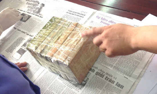 Trung và Khánh giấu 8 bánh heroin (gần 2,9kg) trong hộp bánh vận chuyển từ khu vực vùng biên về các địa phương lân cận tiêu thụ. Ảnh minh họa