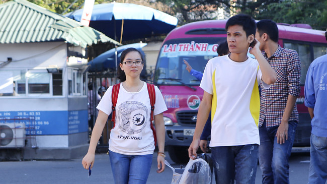 Thí sinh và người nhà lên Hà Nội dự thi mang theo quạt để chống nóng. Ảnh: Như Ý.