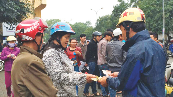 Mua vé qua tay sáng 11/4 tại sân Vinh.