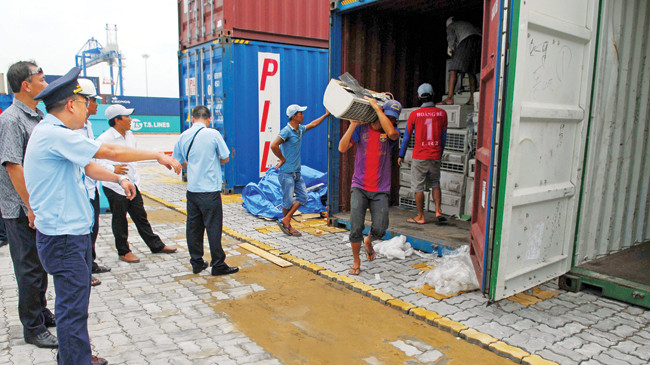 Dù giấu lẫn vào thiết bị điện tử nhưng lô trang thiết bị y tế cũ của Công ty Nam Phương Luxury vẫn bị phát hiện. Ảnh: N.B.