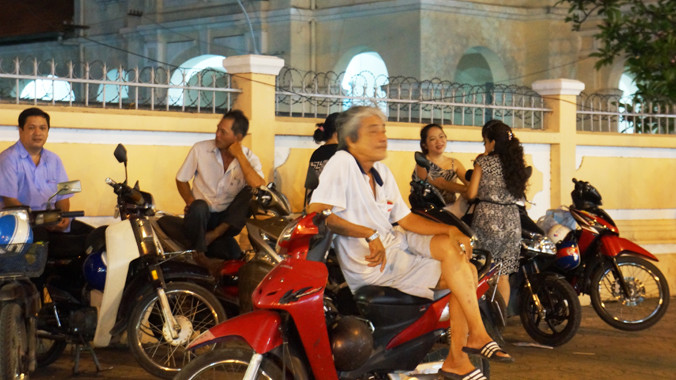 Áp lực thi cử khiến không chỉ học sinh mà cả phụ huynh cũng mệt mỏi.