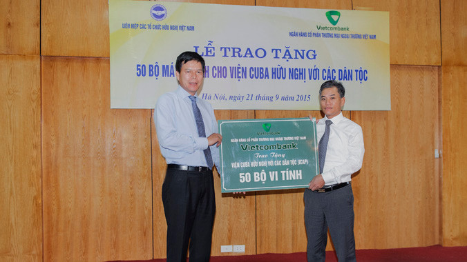 Vietcombank tặng 50 bộ máy tính cho các bạn Cu Ba