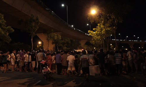 Rất đông người dân hiếu kỳ vây quanh hiện trường theo dõi vụ việc. Ảnh: Đào Phan