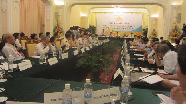 Nhiều quan chức, cán bộ kỳ cựu góp ý kiến tại hội thảo về 70 năm ngành ngoại giao Việt Nam. Ảnh: Trúc Quỳnh.