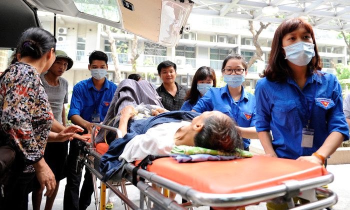 Thanh niên tình nguyện tham gia hỗ trợ đón tiếp người bệnh. 