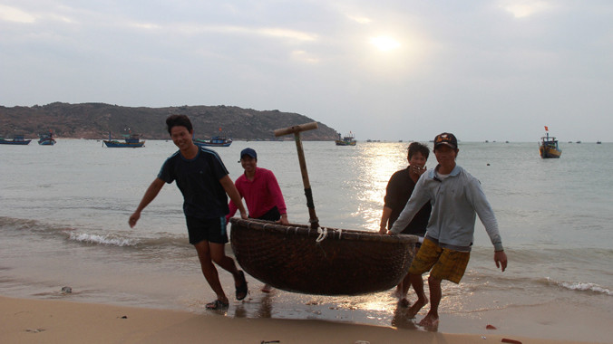 Nụ cười của ngư dân khi mùa về bội thu. Ảnh H. Văn.