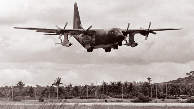 Một chiếc DC-130 “tàu mẹ” cất cánh từ miền Nam Việt Nam trong những năm 1970, mang theo hai chiếc Ryan Model 147.
