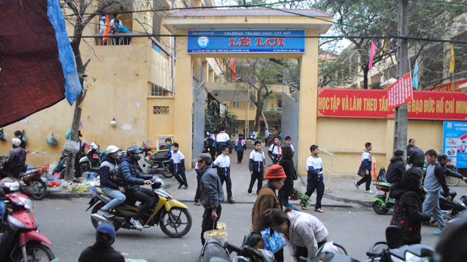 Trường THCS Lê Lợi lọt thỏm trong khu chợ đầu mối bán buôn khổng lồ của Thủ đô nên nhiều phụ huynh không muốn cho con vào học. Ảnh: Quý Hiên.