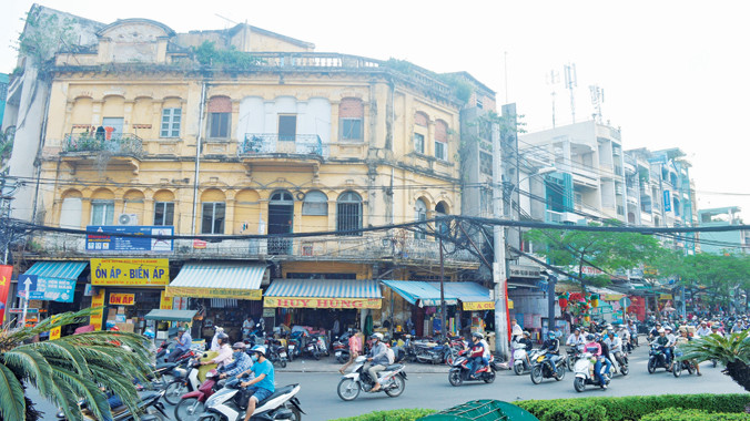 Một khu nhà cổ tại vòng xoay Chợ Lớn, kế bên là những ngôi nhà kiểu mới. Ảnh: Ngô Bình.