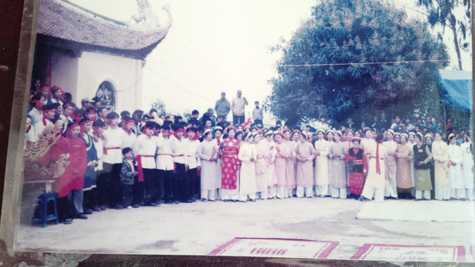 Chờ nghi lễ chém lợn tại sân đình (ảnh tư liệu).