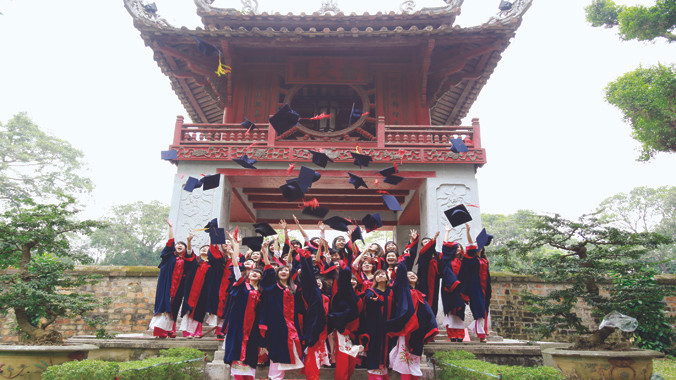 Sinh viên trường ĐH Thương mại chụp ảnh lưu niệm ở Văn Miếu Quốc Tử Giám - Hà Nội. Ảnh: Ngọc Châu.