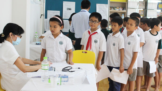 Khám sức khỏe cho học sinh. Ảnh: Ngọc Châu.