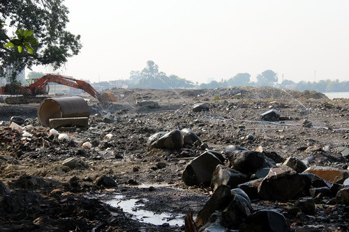 Dự án lấn sông tạm dừng thi công. Ảnh Vnexpress