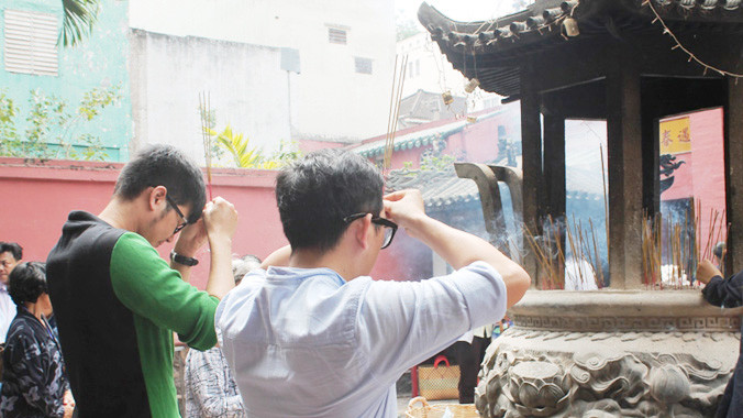 Người Sài Gòn đi chùa đầu năm không nhét tiền lẻ bừa bãi. Ảnh: Việt Văn.