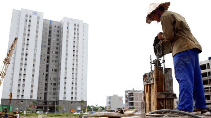 Công văn 551 ngày 2/4/2013 của Bộ Xây dựng về việc hướng dẫn điều chỉnh chi phí nhân công để lập và quản lý chi phí đầu tư xây dựng được phía Bộ Tư pháp cho là trái luật (Trong ảnh là công trình xây dựng chung cư thu nhập thấp Kiến Hưng - Hà Đông-Hà Nội)