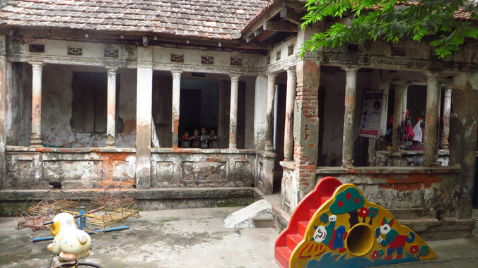 Học sinh vẫn phải học trong các nhà kho cũ. Ảnh: Quỳnh Nga.