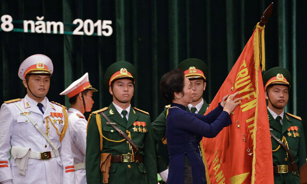 Phó Chủ tịch nước Nguyễn Thị Doan trao tặng Huân chương Hồ Chí Minh cho nhân dân và cán bộ Thành phố. Ảnh; Sài Gòn Giải Phóng. 