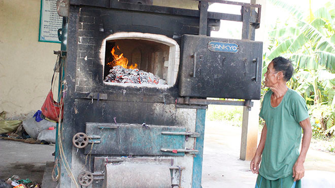 TS Trần Thế Loãn, nguyên Phó cục trưởng Cục Kiểm soát ô nhiễm cho rằng, việc dùng nhựa để mồi lửa của lò đốt rác thải xã Tam Hồng. (Trong ảnh: tiềm ẩn nguy cơ phát thải dioxin ra môi trường. Ảnh: Nguyễn Hoài)