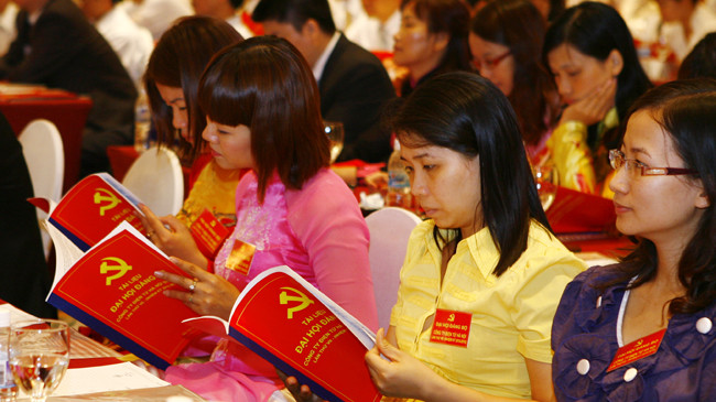 Các đại biểu nghiên cứu tài liệu trong đại hội Đảng cấp cơ sở (ảnh minh họa). Ảnh: Hồng Vĩnh.