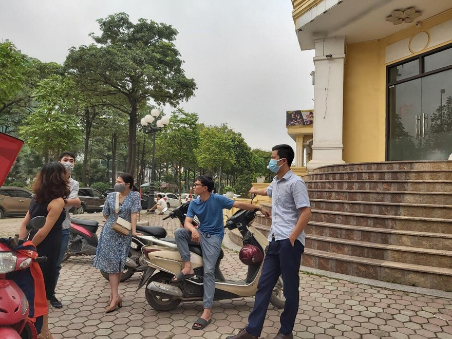 Khách hàng tập trung trước trụ sở Đại lý bưu điện Đại Kim 