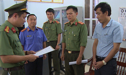 Cơ quan An ninh điều tra Công an tỉnh Sơn La đọc lệnh khởi tố, bắt tạm giam bị can Đặng Hữu Thủy liên quan tới vụ gian lận thi cử tại Sơn La năm 2018 Ảnh: Nguyễn Quốc