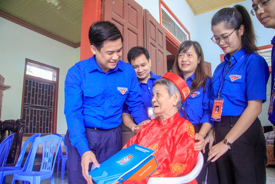 Đoàn đại biểu đảng viên trẻ tiêu biểu thăm và tặng quà Mẹ Việt Nam anh hùng Nguyễn Thị Cứu ở Ba Vì (Hà Nội), sáng 26/8 Ảnh: Duy Phạm