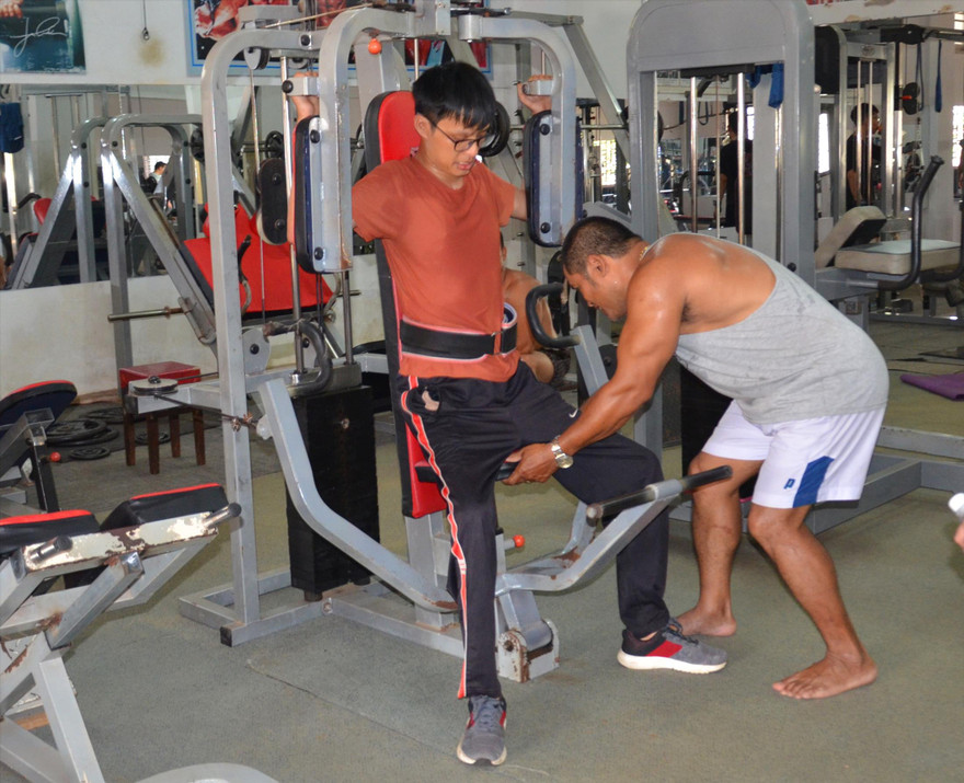 Anh Ksor Bop hướng dẫn Tài Nam tập gym
