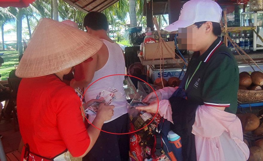 Công khai giao dịch nhận tiền ngoại tệ ngay tại khu vực công viên Biển Đông (ảnh chụp ngày 10/8)Ảnh: Nguyễn Thành