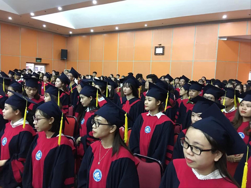 Mỗi tấm bằng ĐH đều có một “câu chuyện” riêng của nó. ẢNH: NGHIÊM HUÊ 