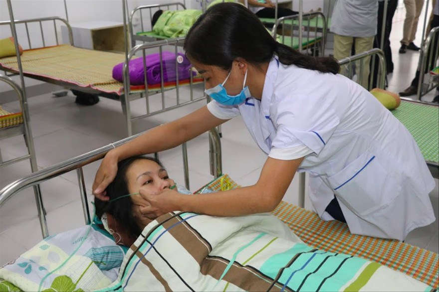 Hơn 160 công nhân bị ngộ độc phải nhập viện cấp cứu, điều trị Ảnh: Hoàng Long