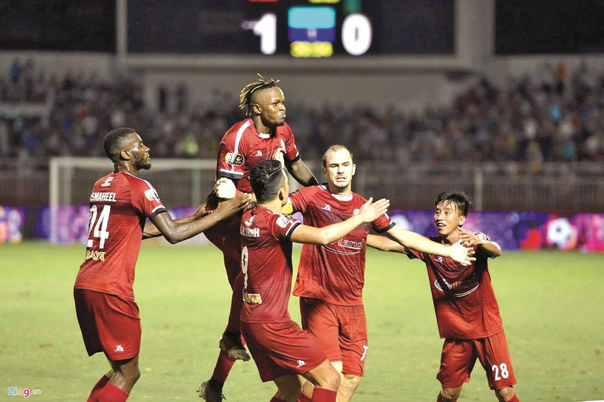 Pha ăn mừng bàn thắng của các cầu thủ TPHCM 