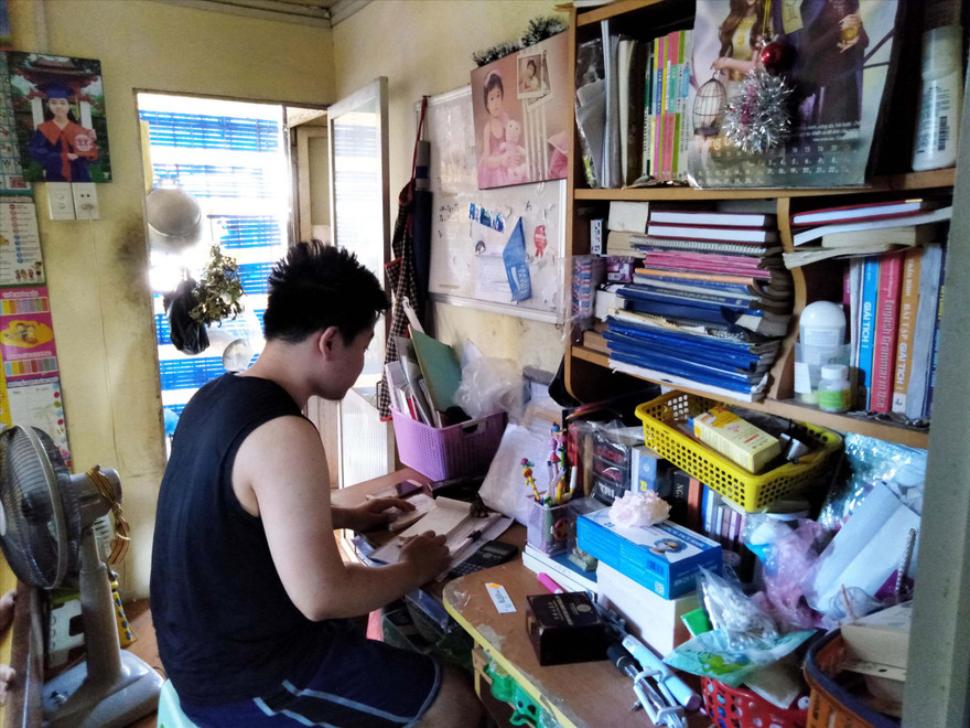 Một căn phòng nhỏ do cơi nới tại đơn nguyên 1 nhà A Ngọc Khánh   Ảnh: P.V